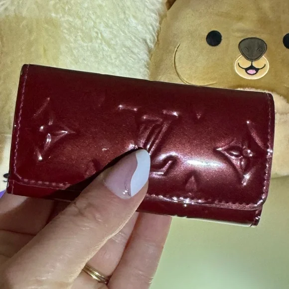 Louis Vuitton Pomme D'Amour Monogram Vernis Multicles Four Ring Key Holder - Picture 10 of 13